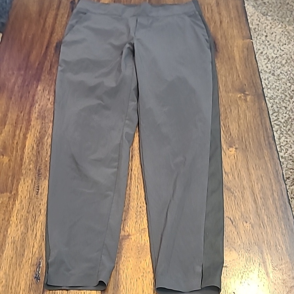 Athleta cropped Pants size 4.  Excellent Condition